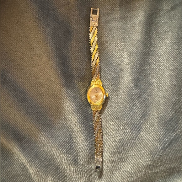 Vintage Vanity Fair Quartz Watch gold two tone 6 1/2” band, excellent condition - Picture 4 of 9